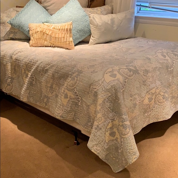 Light Blue FULL SIZE Paisley Quilt! Reversible! - Picture 2 of 5